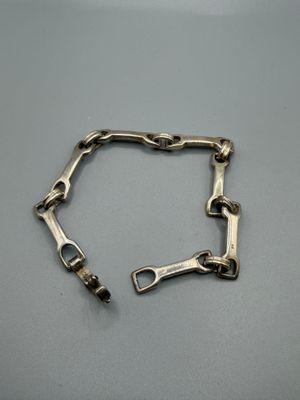 un gros plan d'un bracelet en métal muni d'un fermoir
