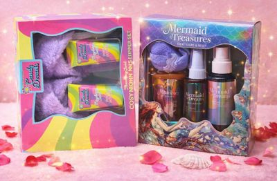 Coffret cadeau « Trésors de la sirène » dans une boîte sur fond rose