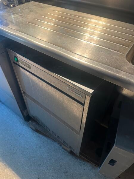 1 machine à glaçons GGM GASTRO