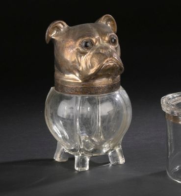 un bocal en verre orné d'un chien, à côté d'un autre bocal en verre orné d'un chien