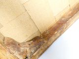 un gros plan d'une chaise avec une structure en bois