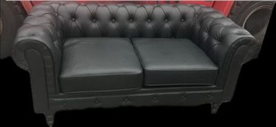 Deux canapés façon Chesterfield.