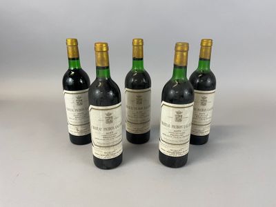 quatre bouteilles de vin sont alignées sur une table