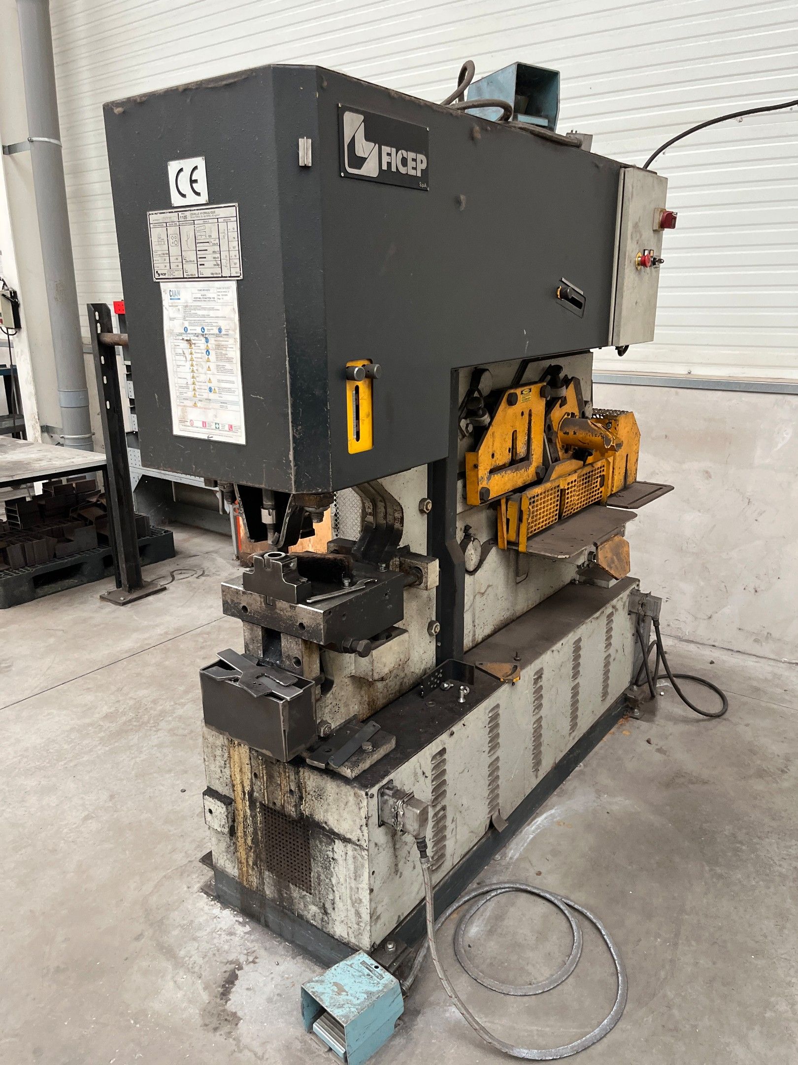 une cisaille hydraulique multi-fonction FICEP modèle 1105N, …