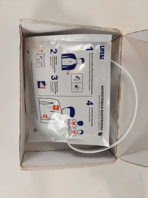 une boîte contenant un paquet de papier toilette