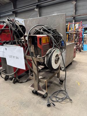 a machine that is sitting in the middle of a warehouse