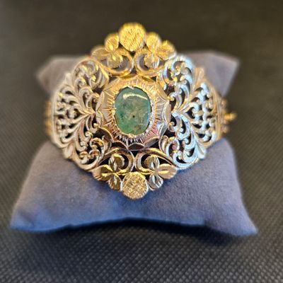 un gros plan d'une bague posée sur un coussin, sur une table