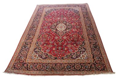 un tapis rouge orné d'un médaillon