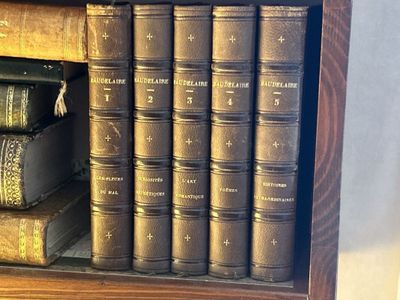 de nombreux livres anciens rangés sur une étagère d'une bibliothèque