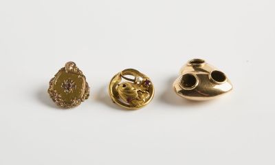 trois boutons plaqués or et un fermoir plaqué or