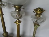 Trois grands pieds de lampe à pétrole en bronze ou laiton. (photo 5)