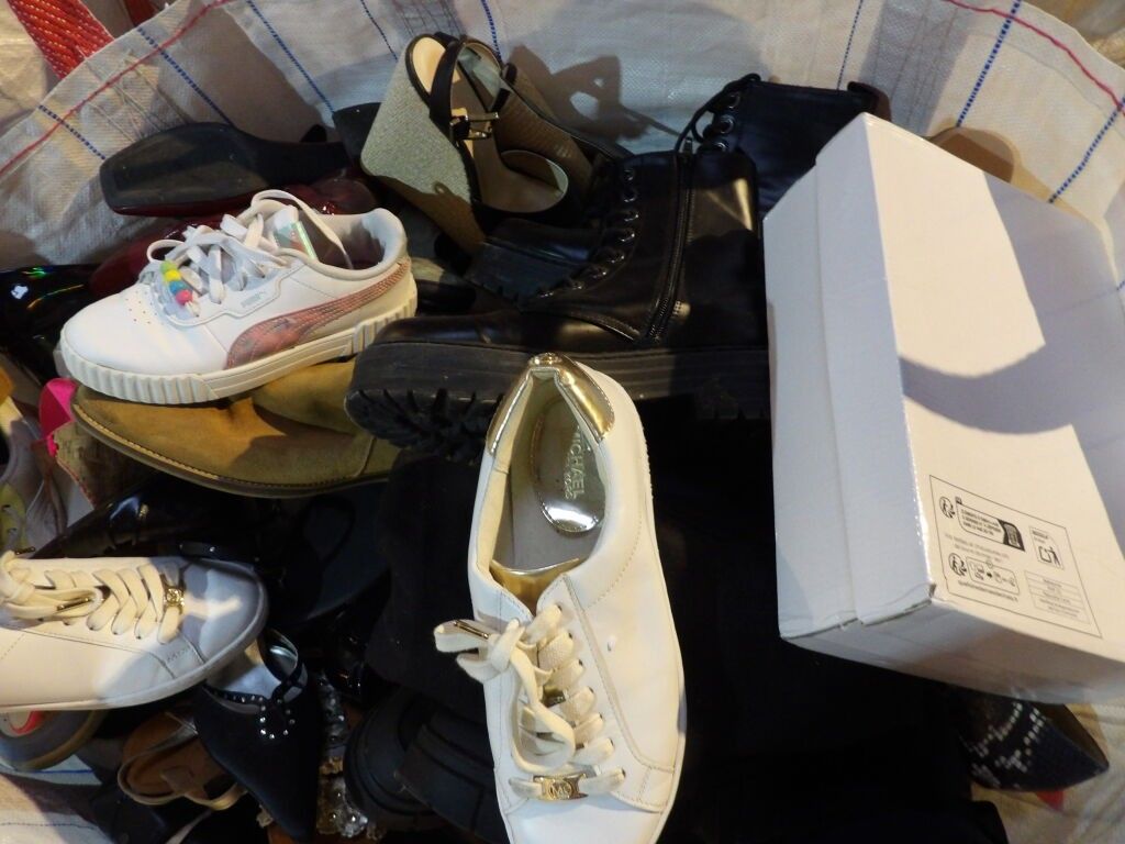 1/2 Palette de 60 paires de chaussures d'occasion, certaines…
