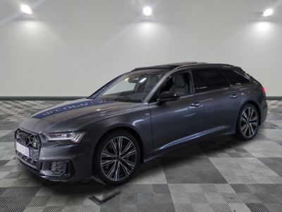une Audi break grise garée dans un garage au sol carrelé