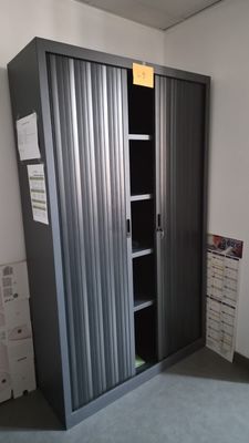 une grande armoire métallique dans un coin de la pièce