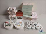 beaucoup de boîtes et de récipients posés sur une table
