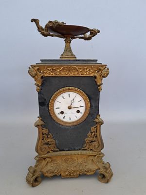 Dehné à Paris Pendule en marbre noir et bronze doré surmonté…