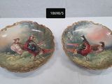 deux assiettes ornées de coqs, posées sur une table