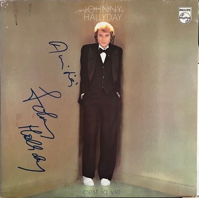 La pochette du premier album de Johnny Haughay est signée par un homme en smoking.