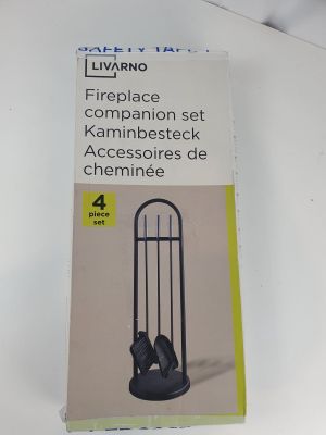 une boîte contenant une paire de chaussures, posée sur une table