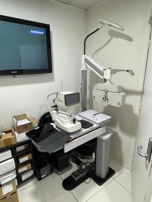 une photo d'une pièce avec un ordinateur et un écran