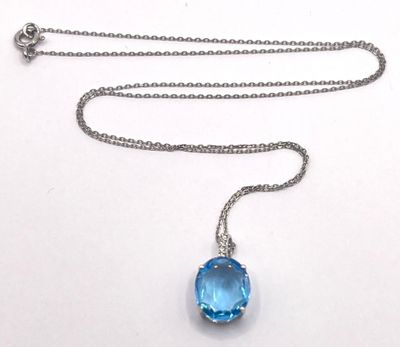 Chaine et son pendentif le tout en or blanc 18K 750 ml serti…