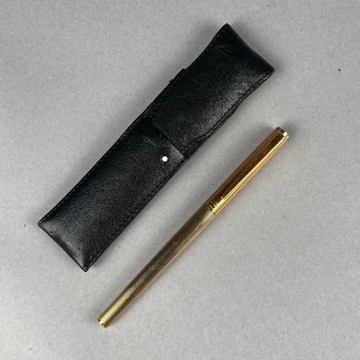un stylo et un étui en cuir posés sur une table