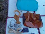 de nombreux sacs et sacs à main disposés sur une table de pique-nique