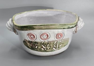 un bol blanc et vert orné de fleurs