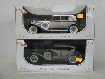 deux modèles réduits de voiture dans la boîte