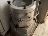 une photo de toilettes sales dans un coin d'une pièce