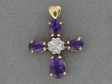 un pendentif en forme de croix en améthorate et diamant