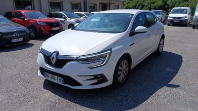 la voiture blanche est garée dans le parking à côté d'autres voitures