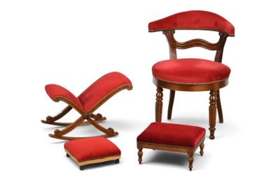 une chaise rouge et un pouf devant un fond blanc