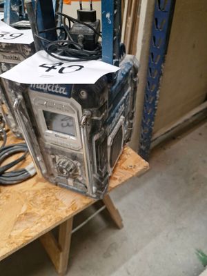 deux vieux fours posés sur une table en bois