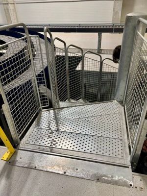 Un escalier extérieur en colimaçon métallique de mezzanine e…