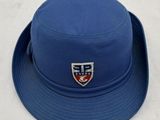 Le chapeau est bleu et est orné d'un écusson.