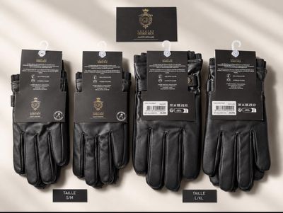 Quatre paires de gants en cuir noir sont exposées dans un magasin
