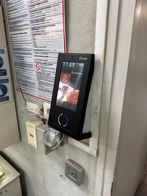 un téléphone portable accroché au mur à côté de la porte