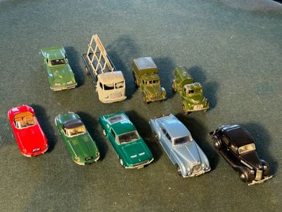 Miniatures 1/43ème 4 Dinky-Toys et 5 Dinky Matchbox, réunion…