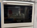 un four blanc posé sur une cuisinière blanche