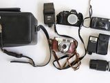 tout un tas d'appareils photo et d'accessoires de toutes sortes disposés sur la table