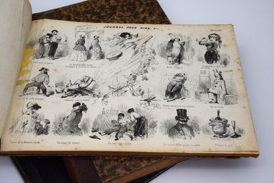 un vieux livre sur lequel figurent plein de photos de personnes