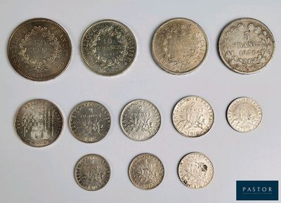 un lot de pièces de monnaie posées sur une table