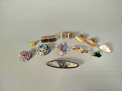 many different types of brooches on the table