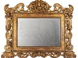 une image d'un miroir encadré d'or sur un fond blanc