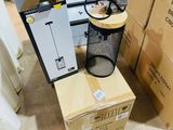 de nombreux cartons posés sur le sol les uns à côté des autres