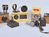 de nombreux modèles de radios d'époque et d'autres objets