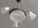 un lustre suspendu au plafond d'une pièce