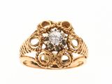 l'image d'une bague en or sertie d'un diamant