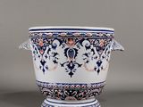 vase bleu et blanc orné de motifs floraux sur les côtés